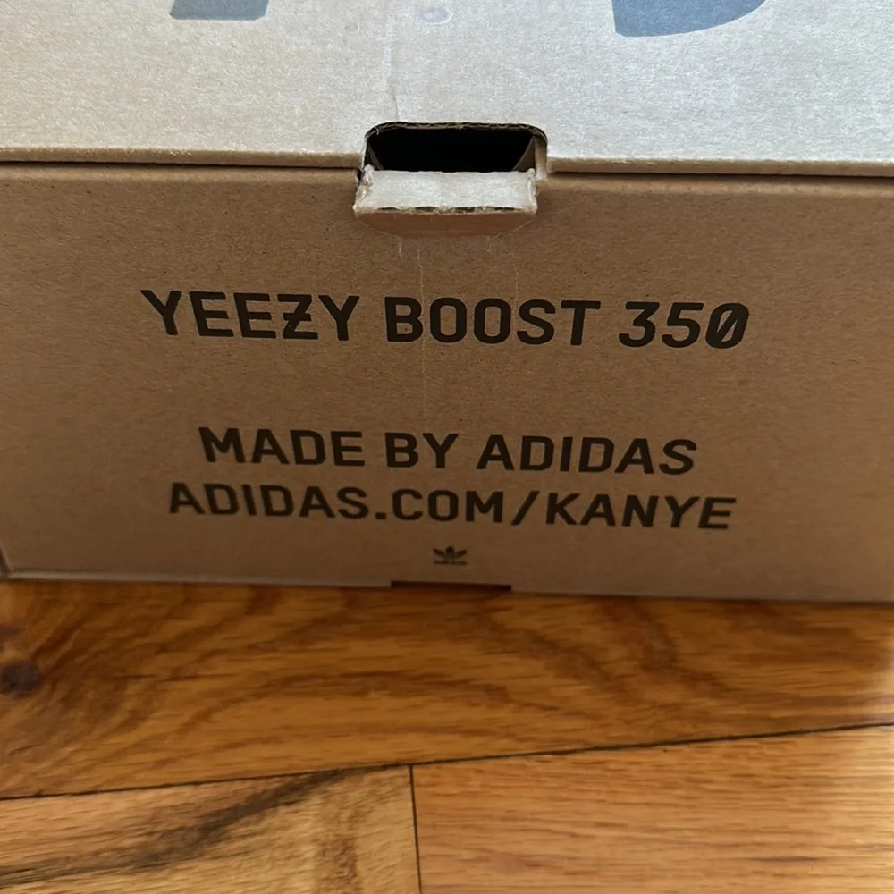 Authentic YEEZY BOOST 350 V2 'BELUGA 2.0 - Picture 8 of 9